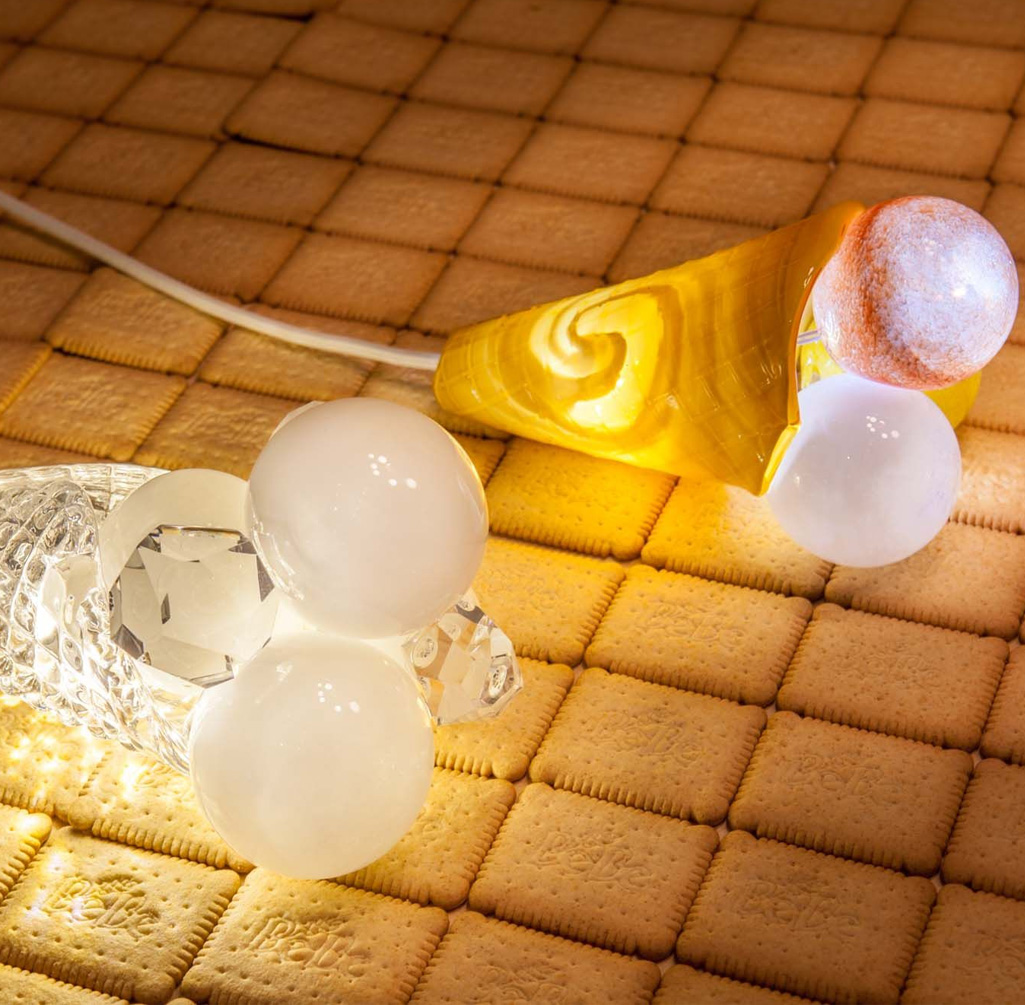 Icecream lamp on biscuit table